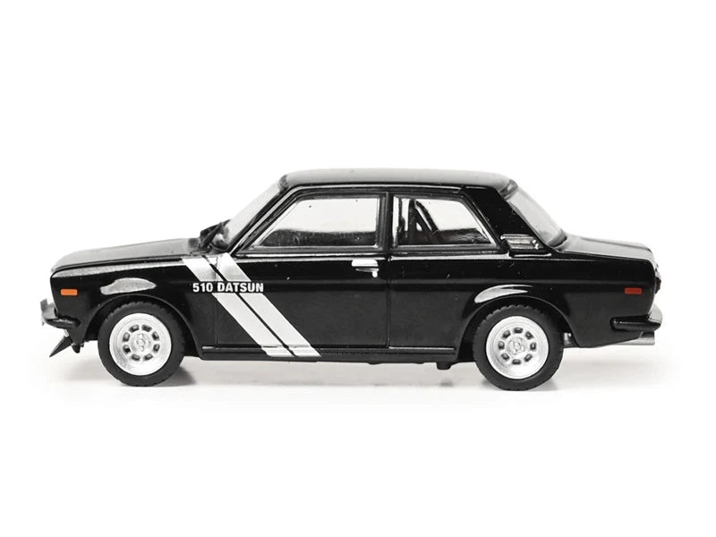 IXO America 1:64 1971 Datsun 510 – Black avec Silver Stripes – U64RDC005-JC