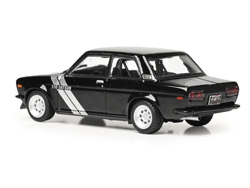 IXO America 1:64 1971 Datsun 510 – Black avec Silver Stripes – U64RDC005-JC