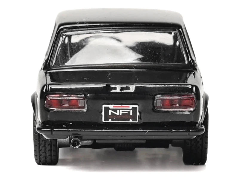 IXO America 1:64 1971 Datsun 510 – Black avec Silver Stripes – U64RDC005-JC