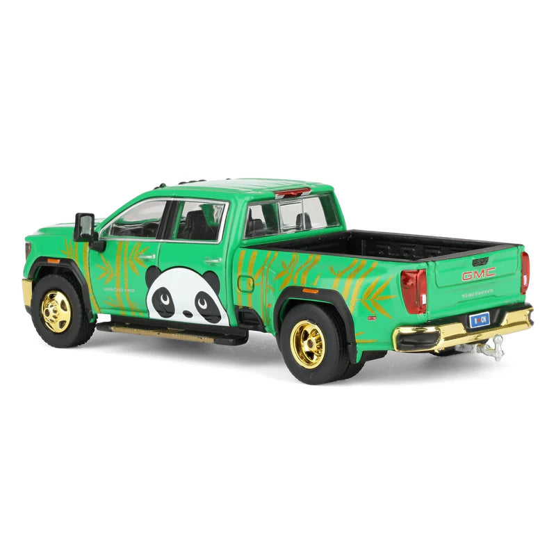GreenLight Waltersons Product Expo Exclusive 1:64 GMC Sierra 3500 HD Denali Dually 2022 rouge avec panda de Beijing GL1352003-A