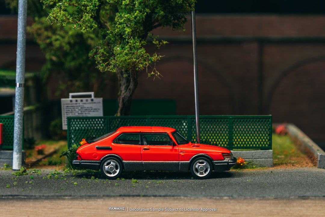 Tarmac Works 1:64, Saab 900 Turbo Red T64G-056-RE (Model Car + Trading Cards Combo Set)