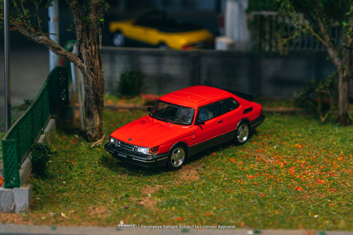 Tarmac Works 1:64, Saab 900 Turbo Red T64G-056-RE (Model Car + Trading Cards Combo Set)