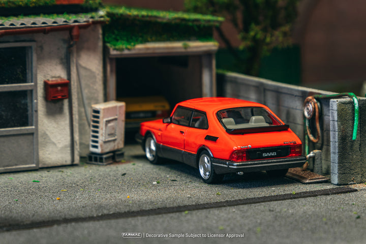 Tarmac Works 1:64, Saab 900 Turbo Red T64G-056-RE (Model Car + Trading Cards Combo Set)