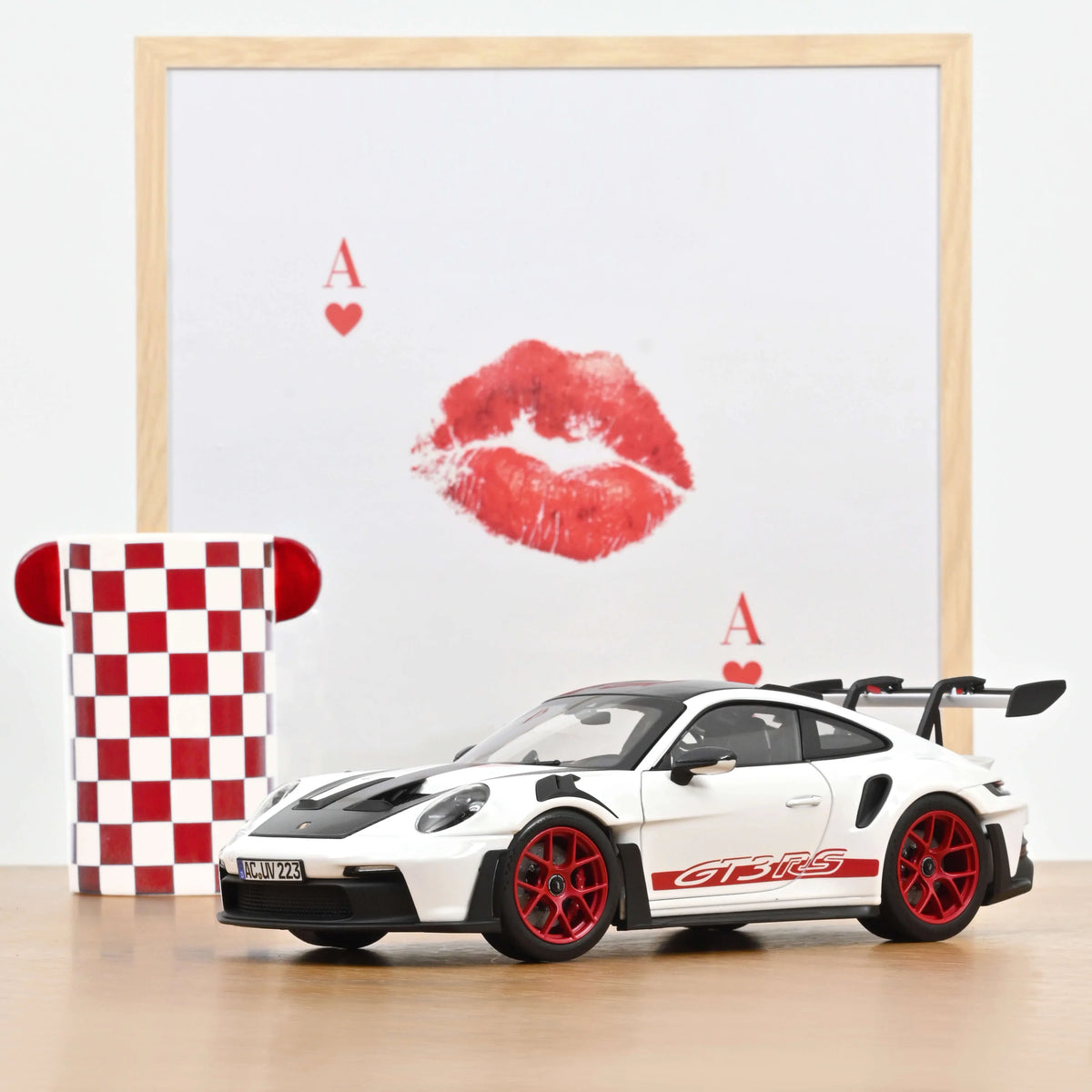 Norev 1:18 Porsche 911 GT3 RS 2022 avec Pack Weissach – Blanc / Pyro Red – 187373