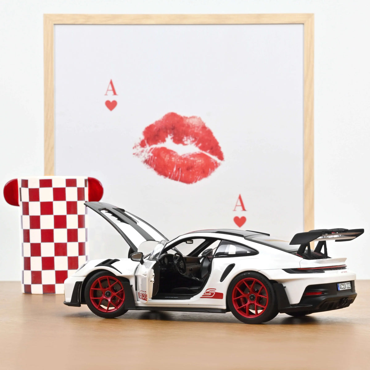 Norev 1:18 Porsche 911 GT3 RS 2022 avec Pack Weissach – Blanc / Pyro Red – 187373