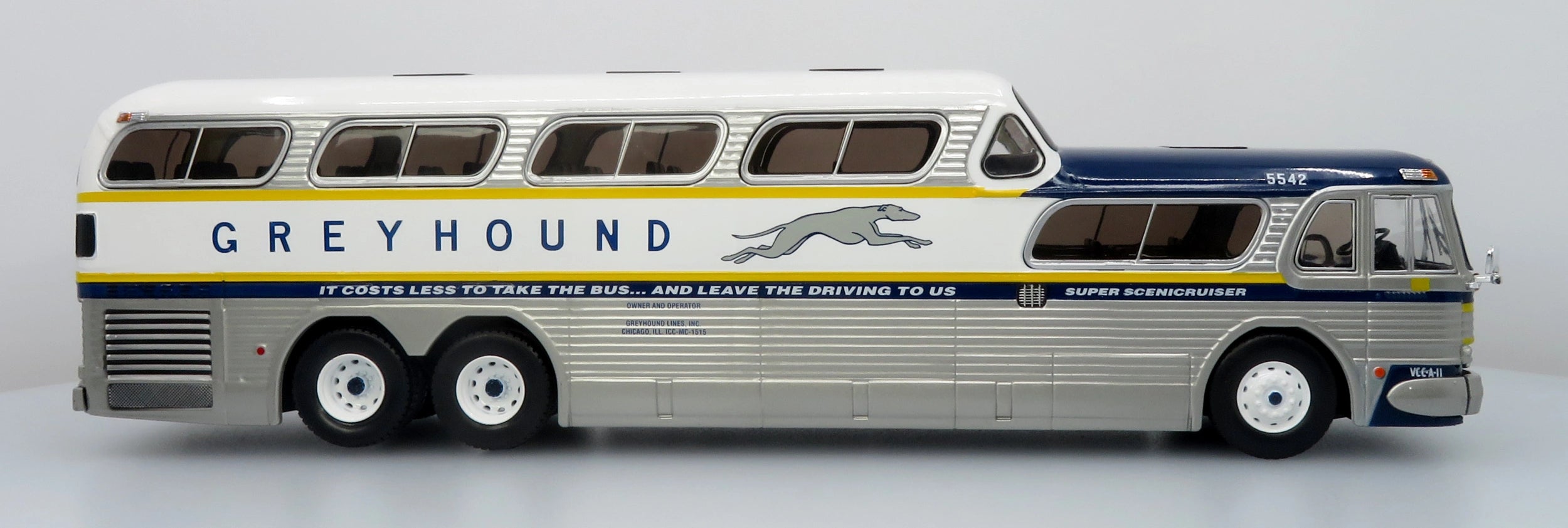 GM PD-4501 Scenicruiser Coach 1:43 Greyhound Bus Lines 50e Anniversaire Iconic Replicas 43-0665