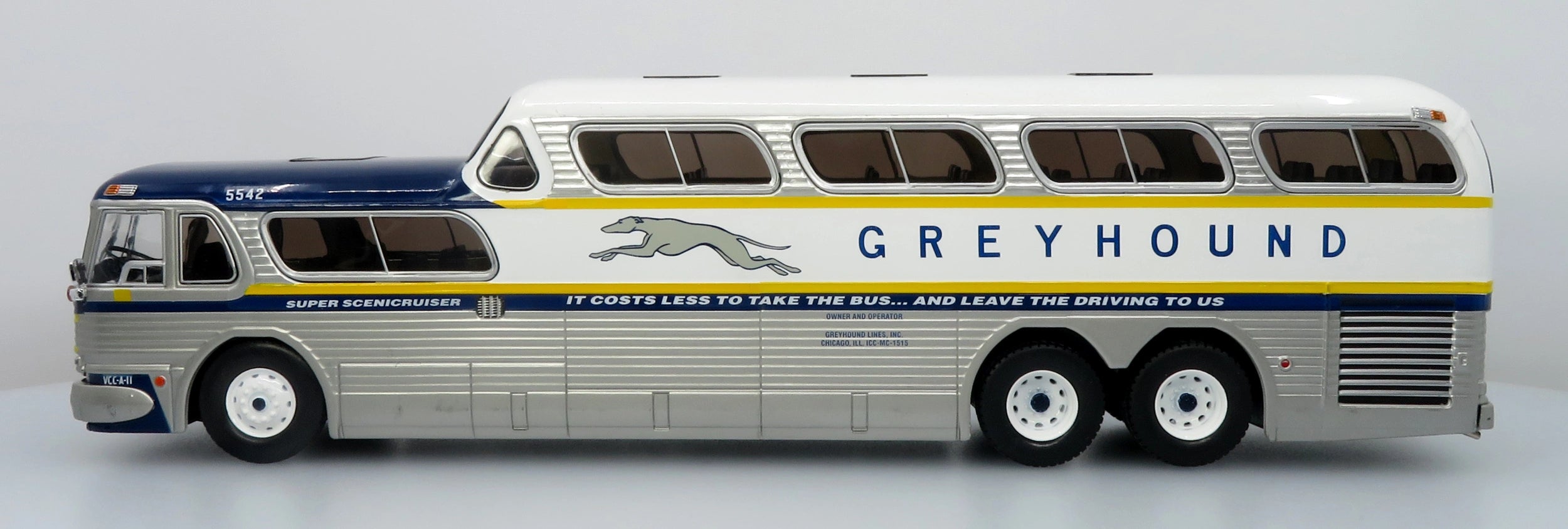 GM PD-4501 Scenicruiser Coach 1:43 Greyhound Bus Lines 50e Anniversaire Iconic Replicas 43-0665