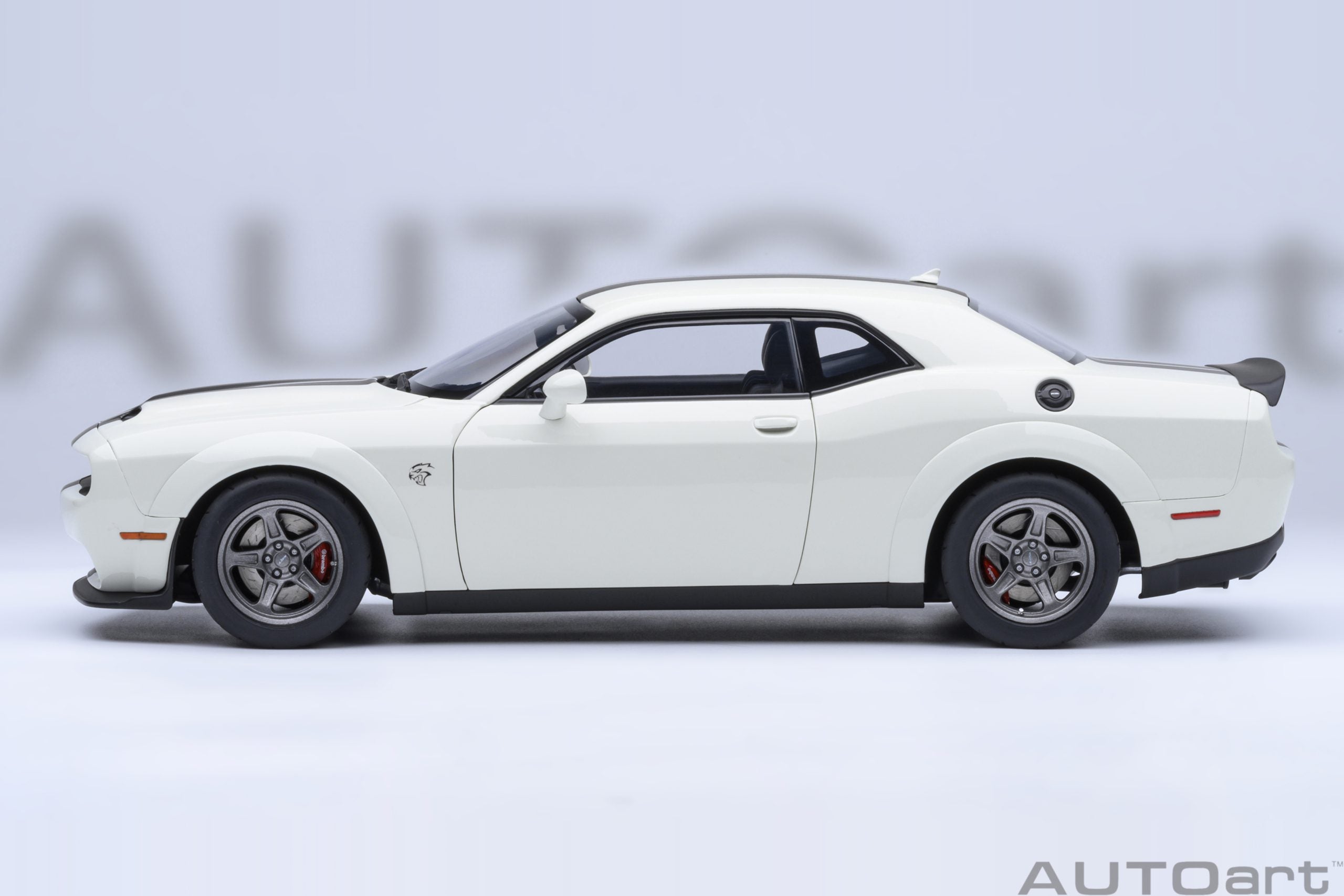 AutoArt 1:18- Dodge Challenger SRT Superstock 2023 (Knuckle White) AA71766