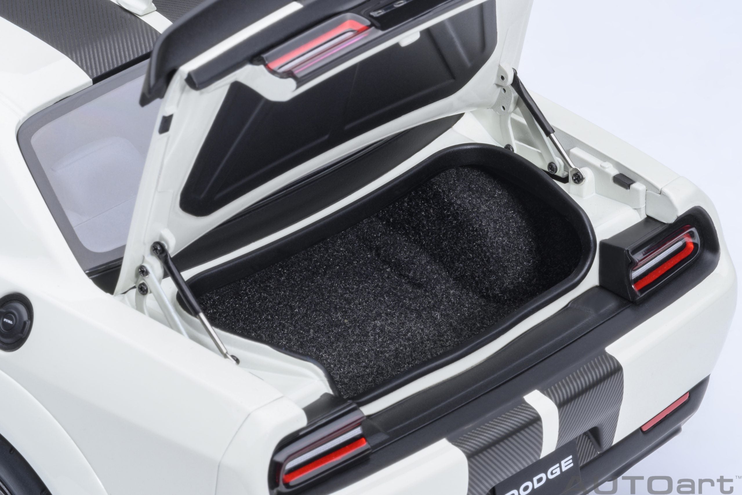 AutoArt 1:18- Dodge Challenger SRT Superstock 2023 (Knuckle White) AA71766