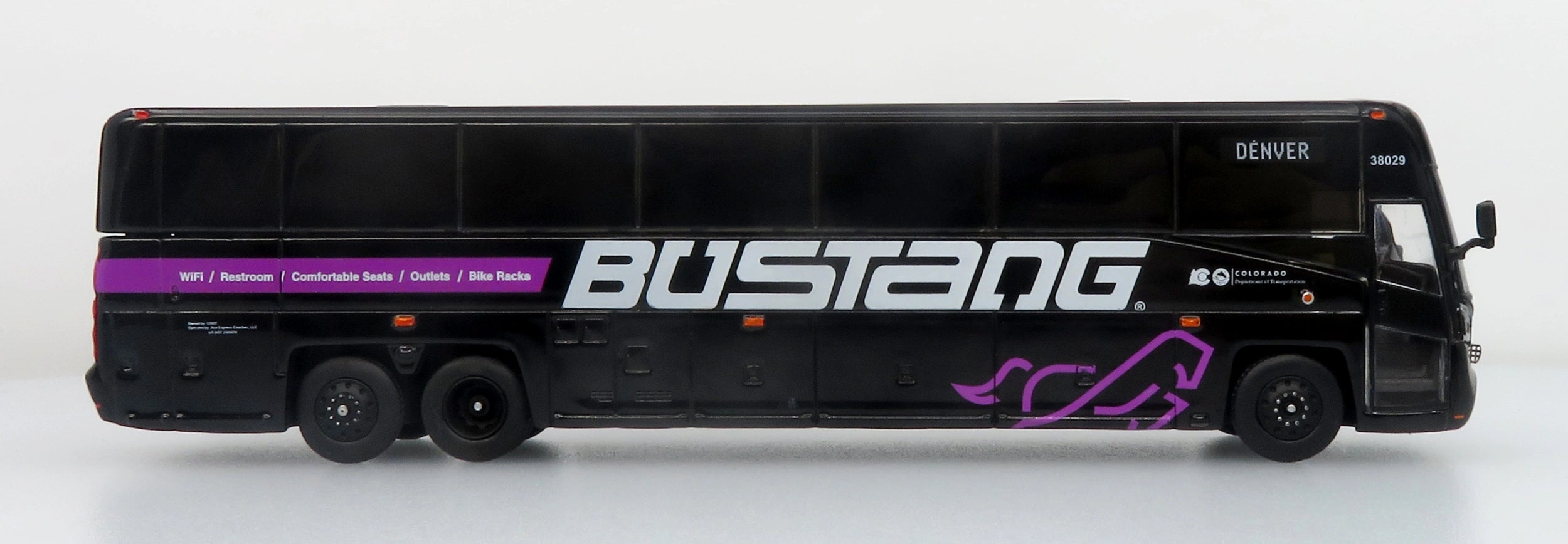 Autobus MCI D4520 Coach Bustang 1:87 — Iconic Replicas 87-0650