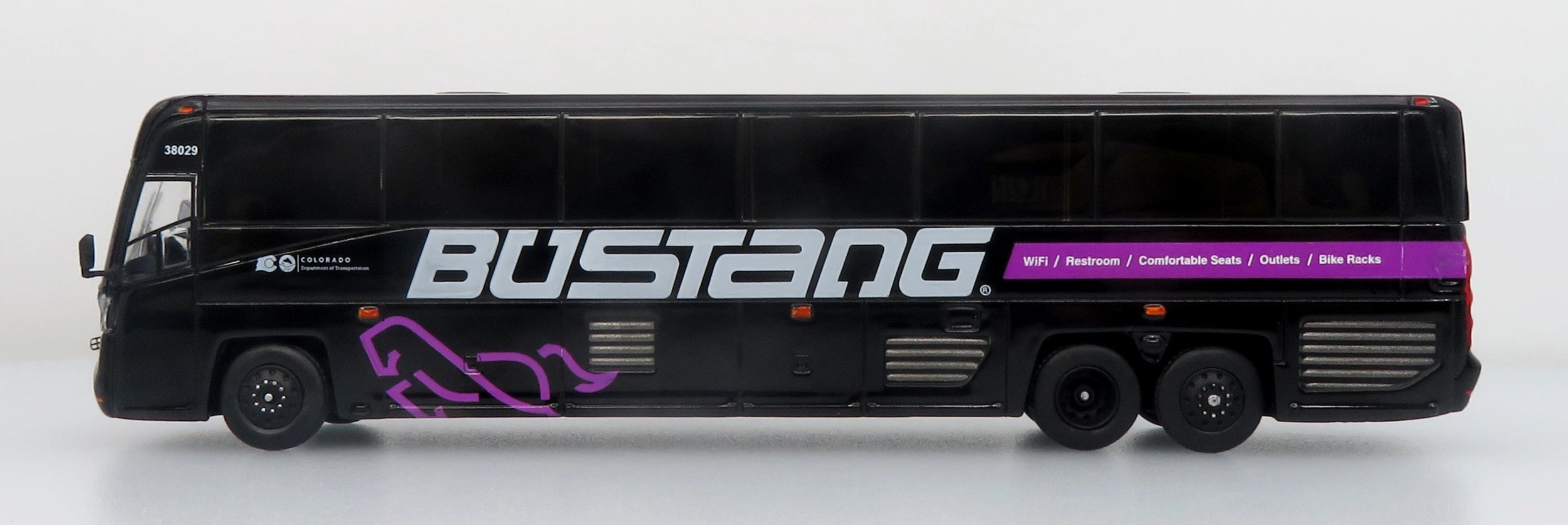 Autobus MCI D4520 Coach Bustang 1:87 — Iconic Replicas 87-0650