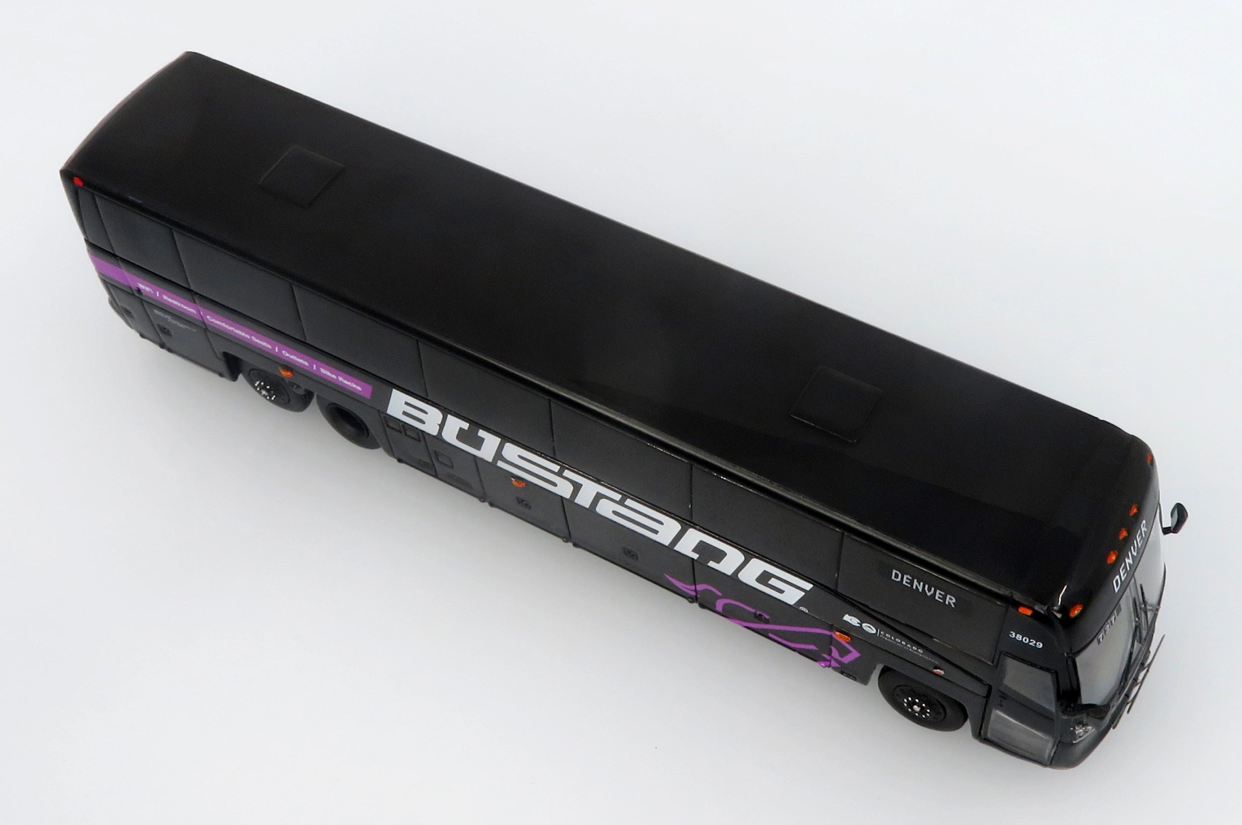Autobus MCI D4520 Coach Bustang 1:87 — Iconic Replicas 87-0650