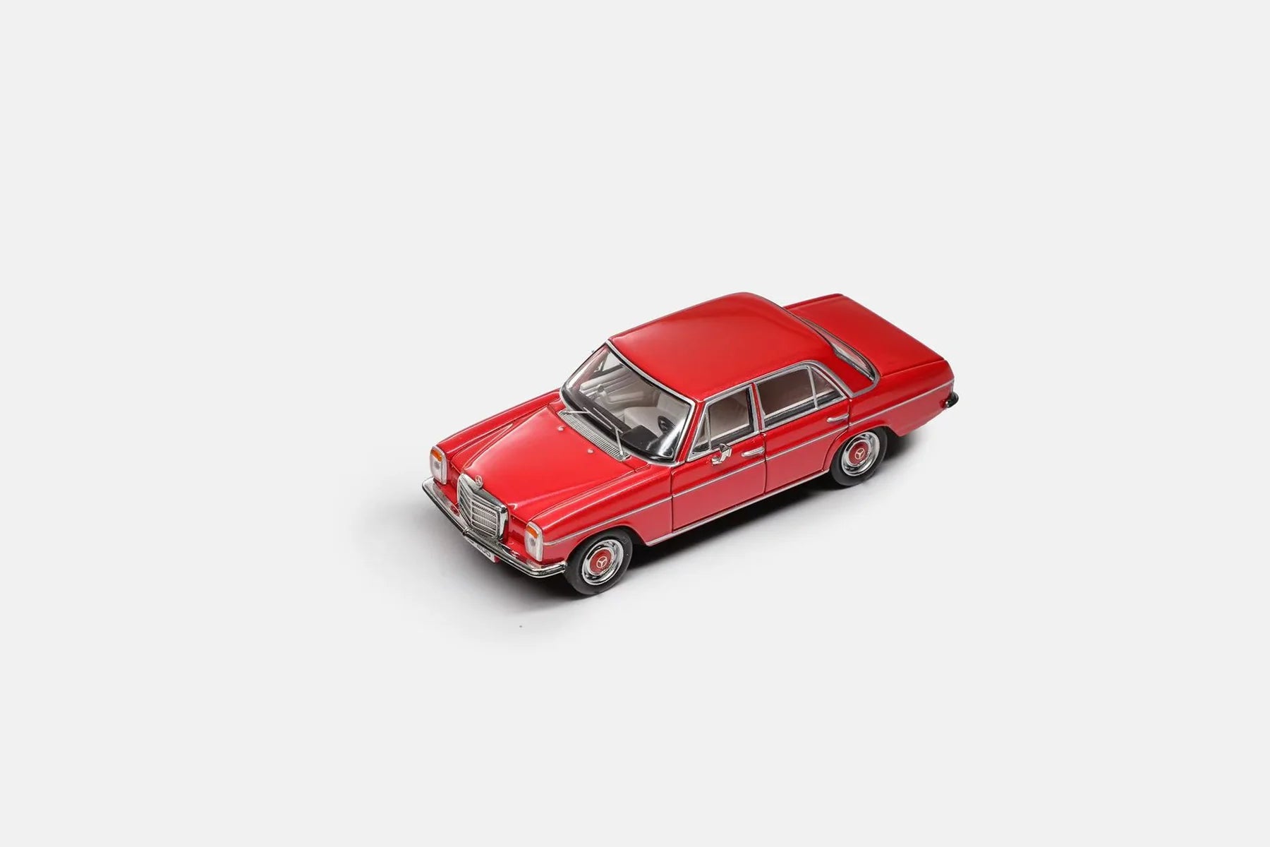 Maxwell Model 1:64-Mercedes-Benz 200 W114-Pearl Red MW640030