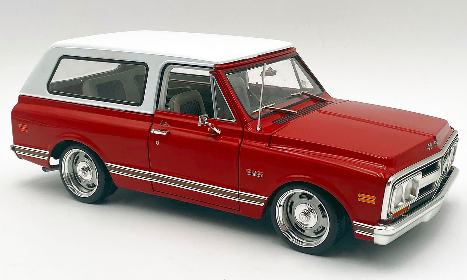 (PRE-ORDER WINTER/HIVER 2024) 1970 GMC Jimmy "Slammed Custom"