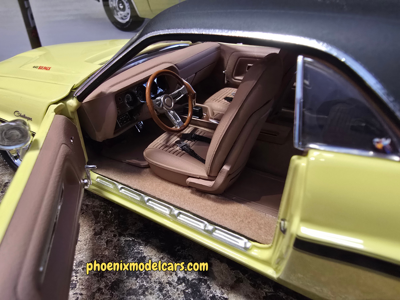 1970 Dodge Challenger DY2 Sunfire Yellow w/ Black Vinyl Top (Limitée à 160 unités-Limited to 160 units)