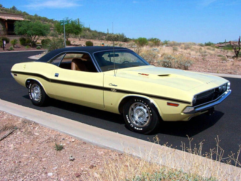 1970 Dodge Challenger DY2 Sunfire Yellow w/ Black Vinyl Top (Limitée à 160 unités-Limited to 160 units)