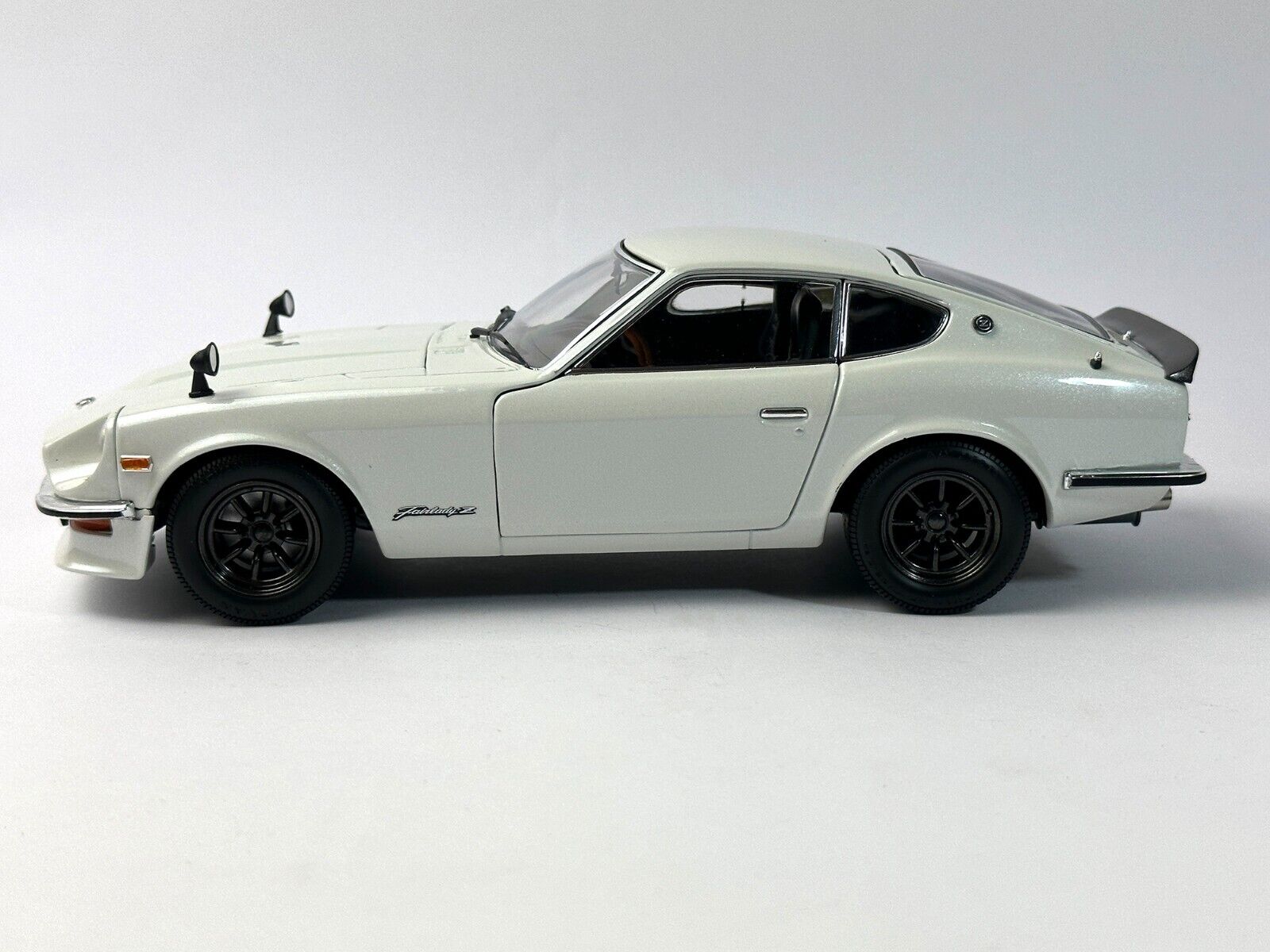 NISSAN Fairlady Z-L 1970 S30 (White Pearl)