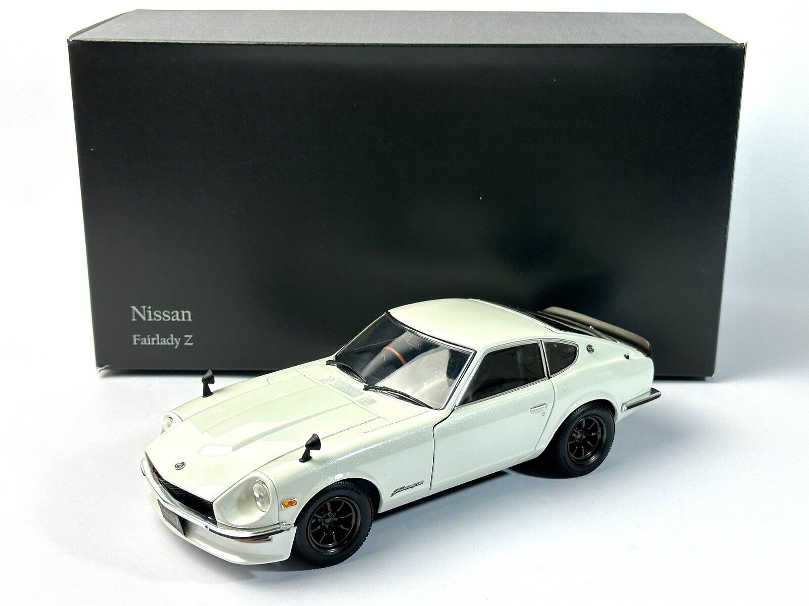 NISSAN Fairlady Z-L 1970 S30 (White Pearl)