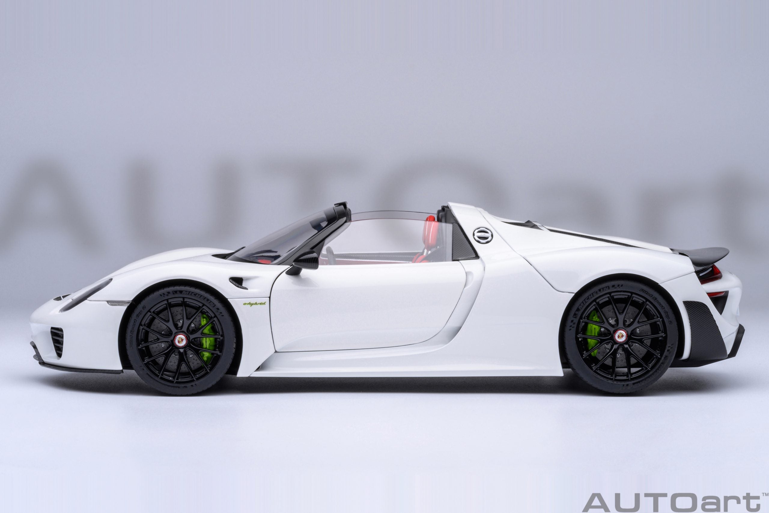 Porsche 918 Spyder Weissach Package (White with Red interior)