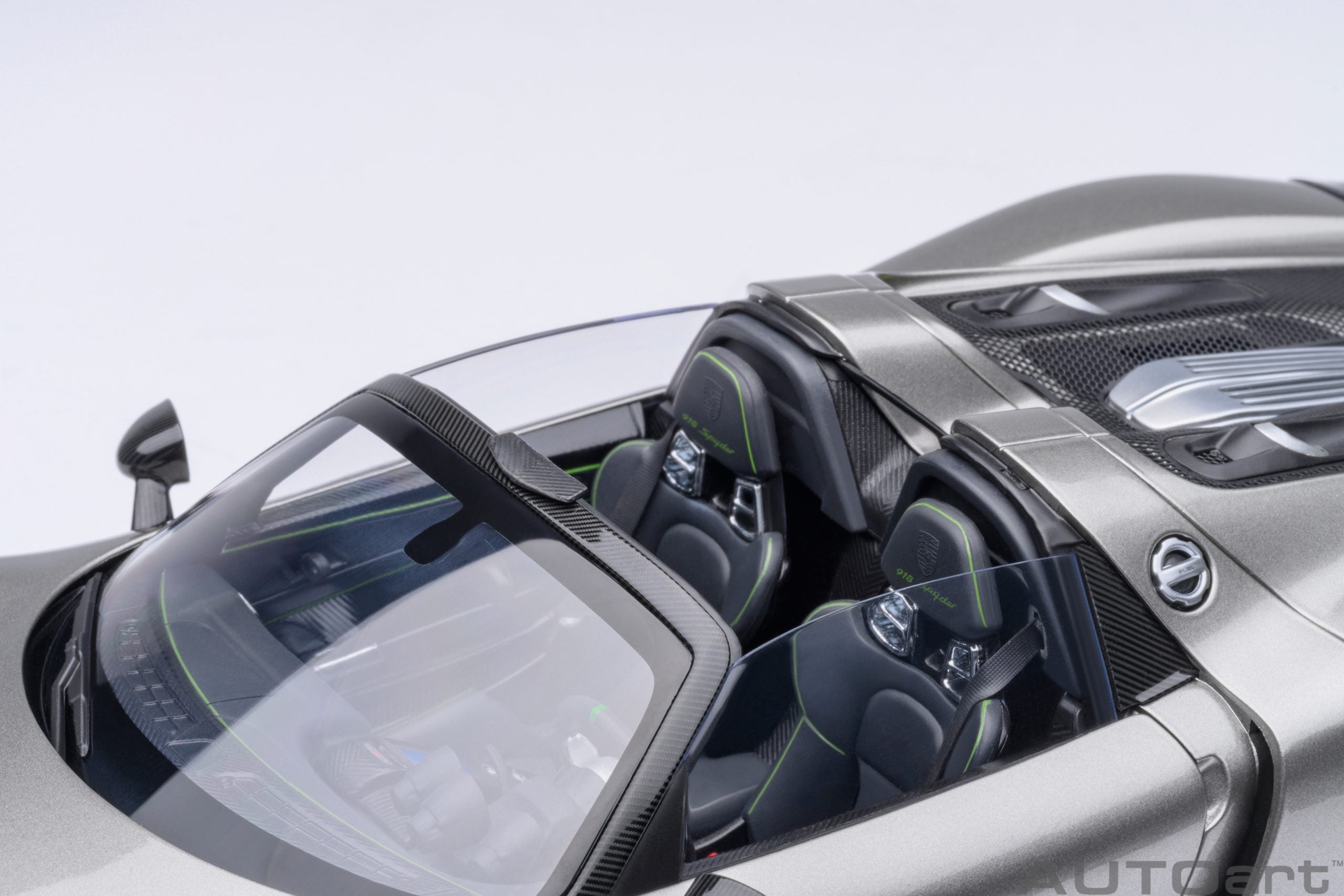 Porsche 918 Spyder Weissach Package (Liquid Metal Silver)