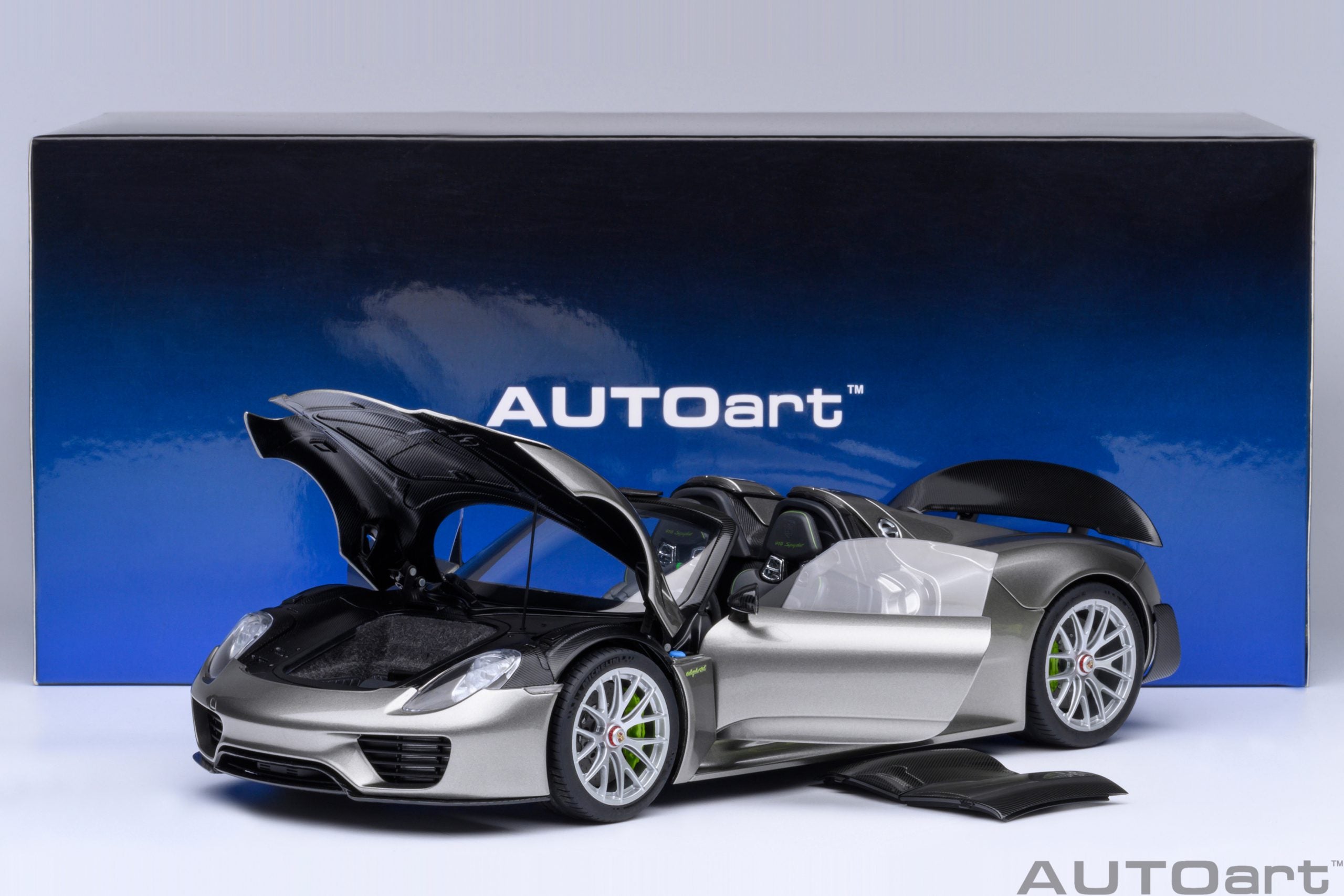 Porsche 918 Spyder Weissach Package (Liquid Metal Silver)