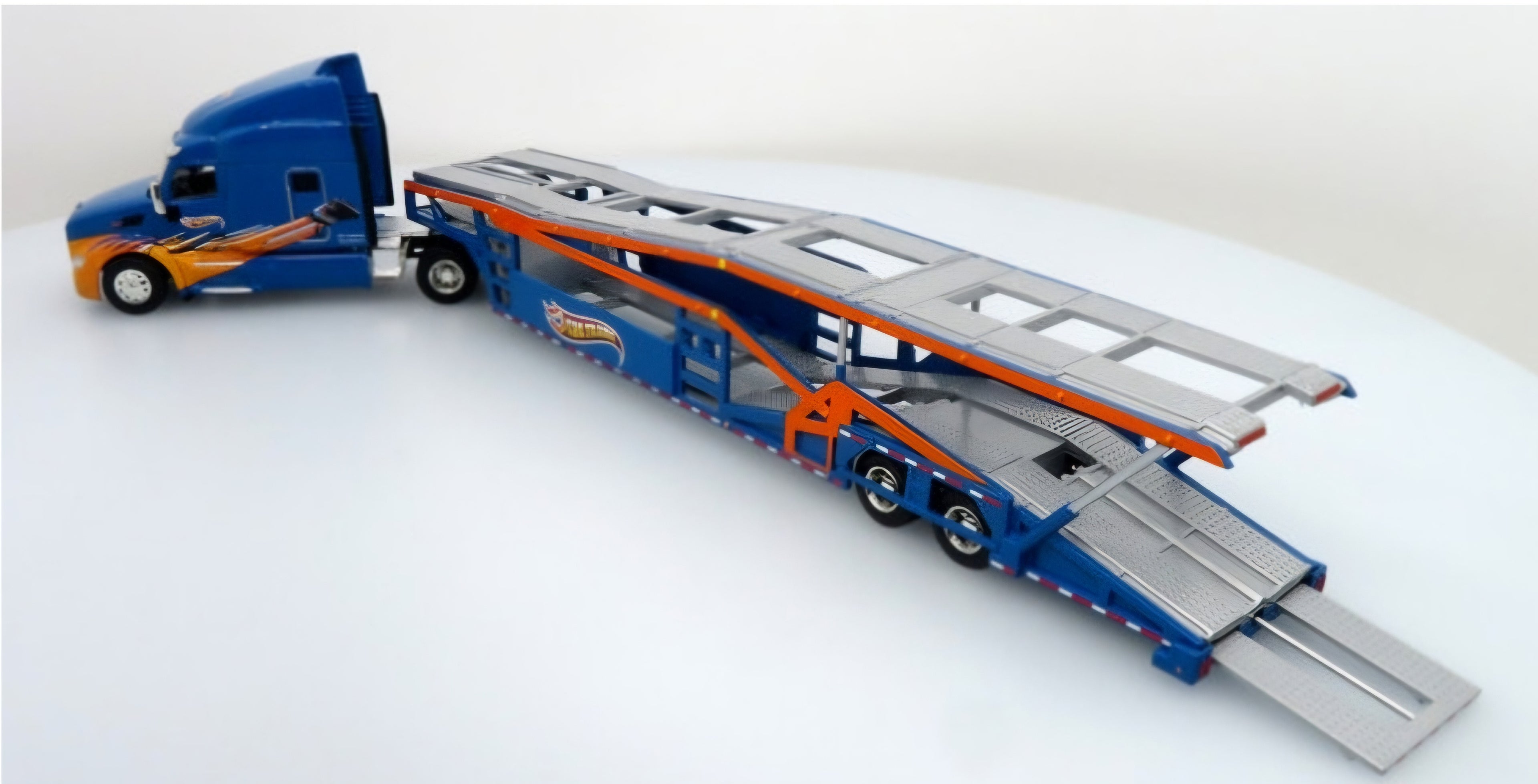 Peterbilt 579 w/ Car Hauler: CarTrans 1:64