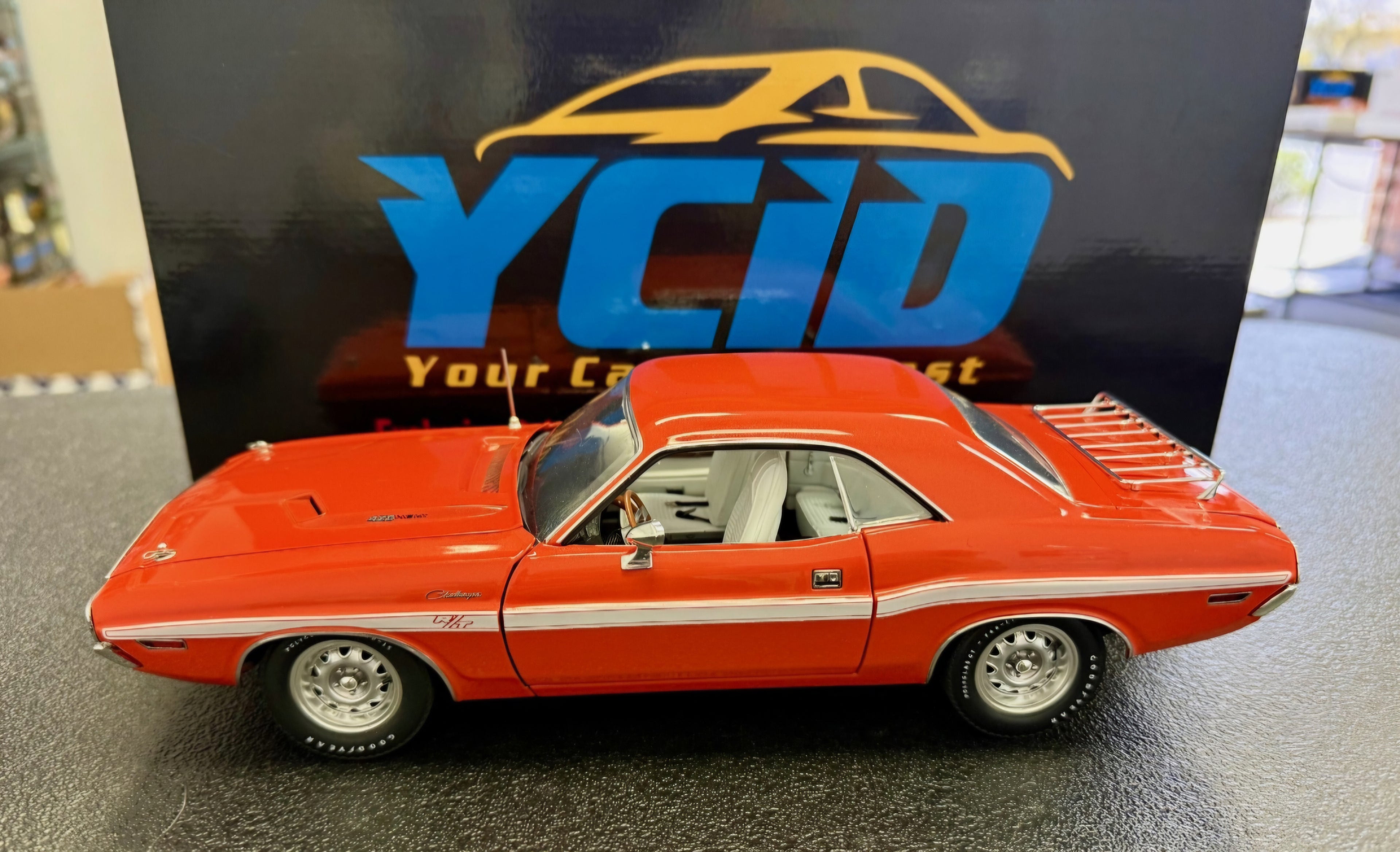 1971 Dodge Challenger, Orange, Intérieur Blanc/Coupe/ Stripe Blanc- (Orange, White interior/Coupe with White stripes (Limitée à 24 unités-Limited to 24 units)