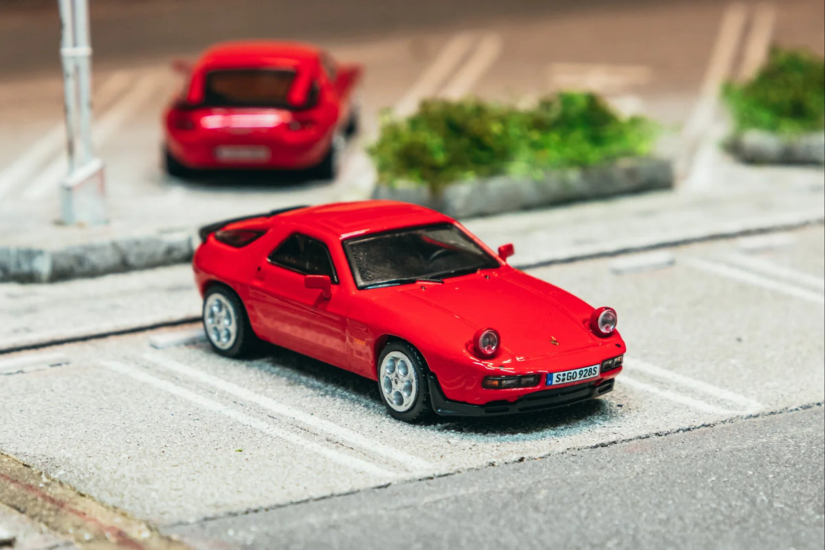 Tarmac Works Global64 1:64 Porsche 928 S – Red – T64G-083-RE