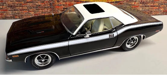 YCID LE, 1972 Cuda Black with White, Sunroof Edition (Limitée à 24 unité-Limited to 24 units)