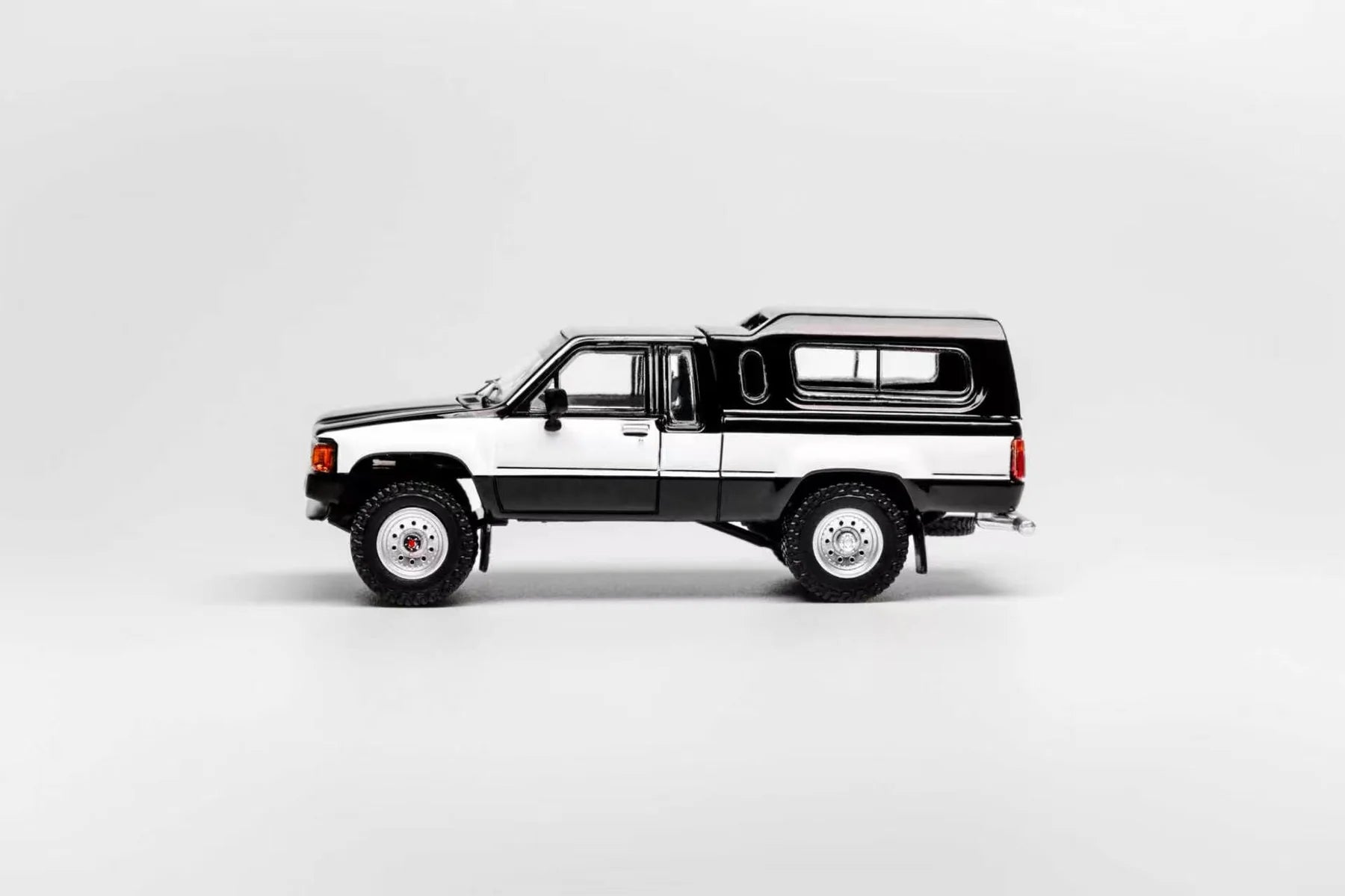 GCD 1:64 Toyota Hilux SR5 Xtra Cab 1985 Noir (LHD) – KS-087-641