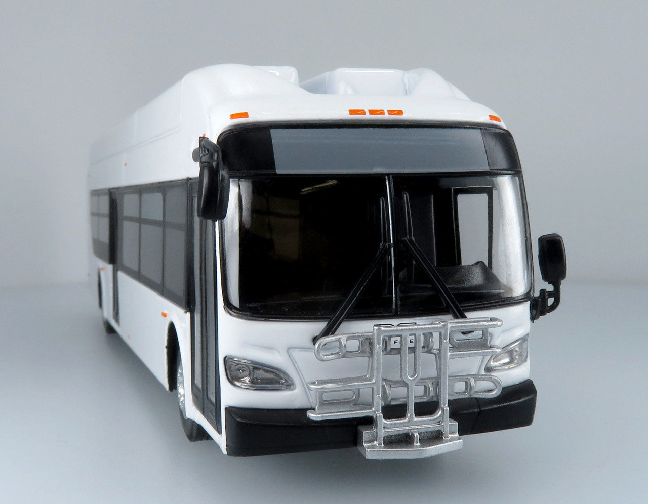 New Flyer Xcelsior XN40 Transit Bus Blank/White (1/64 Scale)
