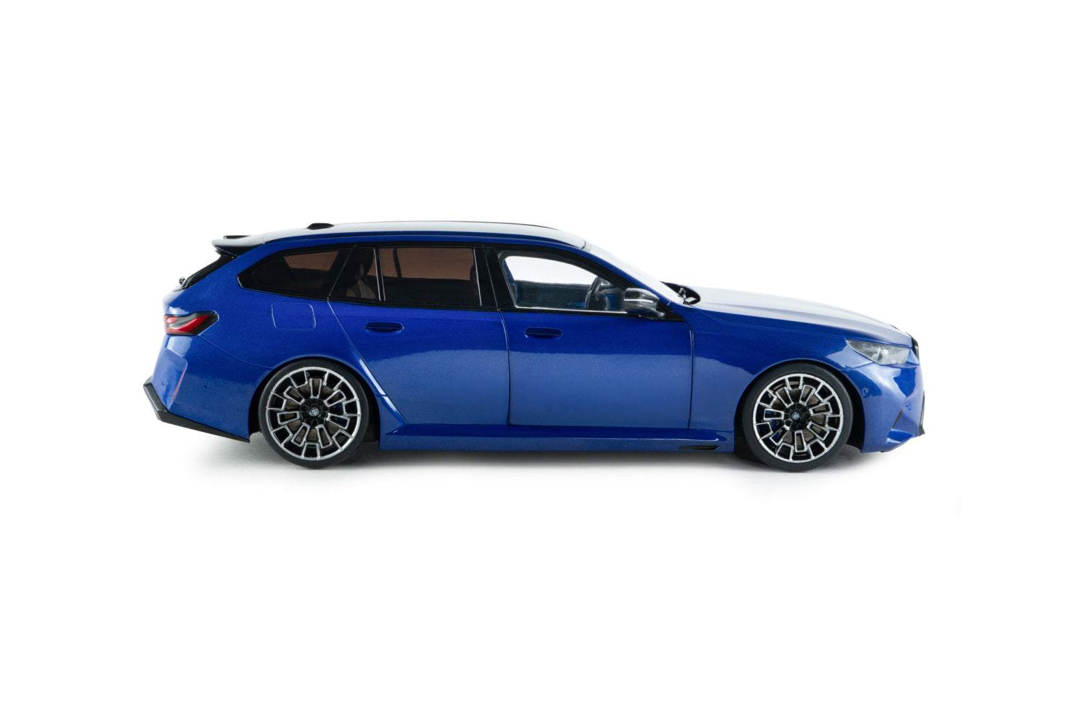 BMW M5 Touring 2024 Marina Bay Blue Metallic – Solido 1:18 – S1814801