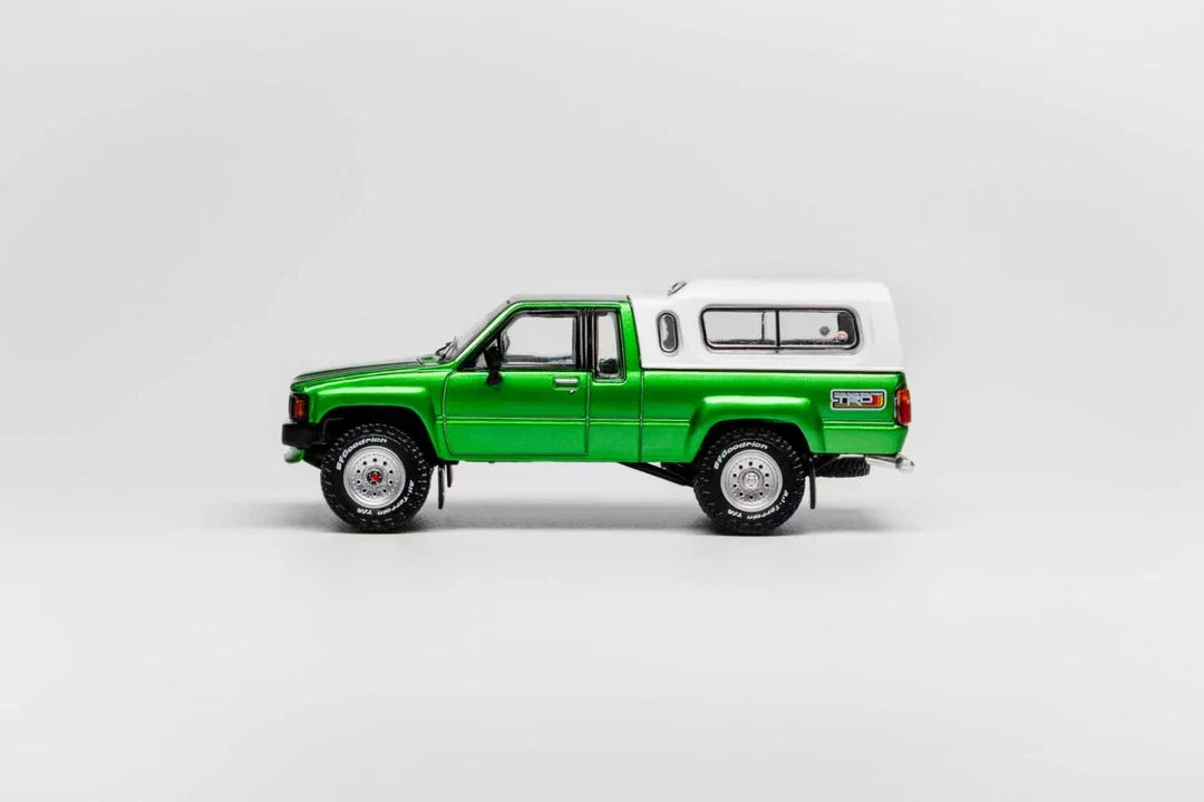 GCD 1:64 Toyota Hilux SR5 Xtra Cab 1985 Vert (LHD) – KS-087-643