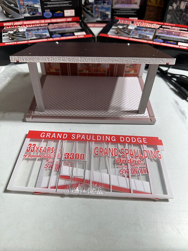 (Échelle-Scale 1:64 Diorama) YCID-Mr. Norms Grand Spaulding Dodge Dealership Showroom