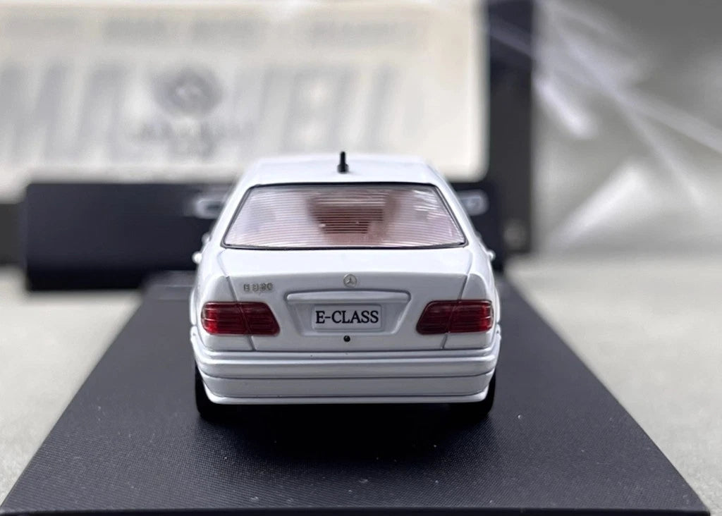 Maxwell Model 1:64-Mercedes-Benz E320 w210 White MW640036