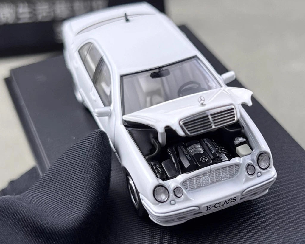 Maxwell Model 1:64-Mercedes-Benz E320 w210 White MW640036