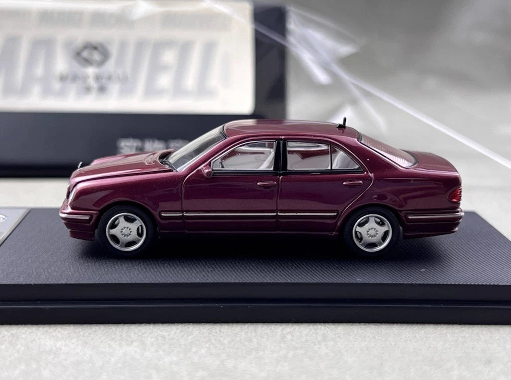 Maxwell Model 1:64-Mercedes-Benz E320 w210 Red MW640034