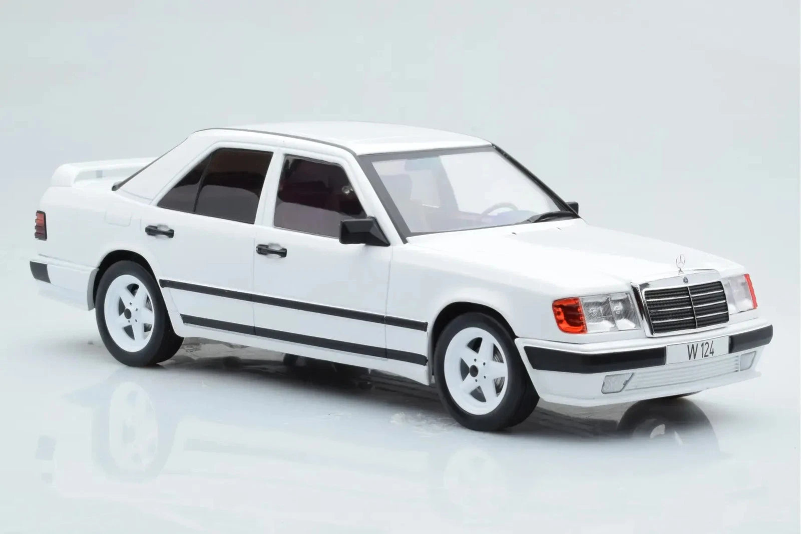 MCG 1/18"- Mercedes-Benz E-Class W124 1986 -Blanc