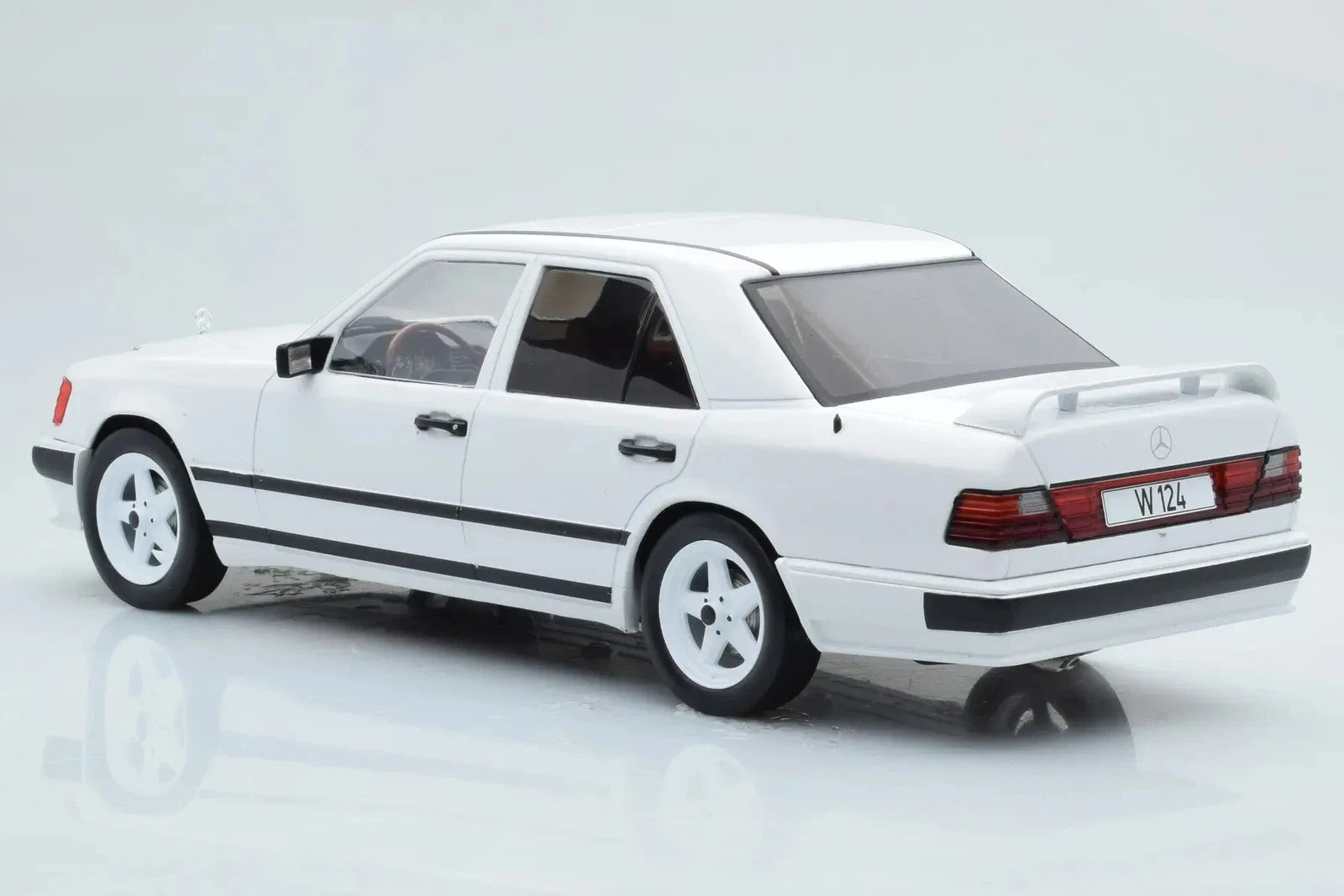 MCG 1/18"- Mercedes-Benz E-Class W124 1986 -Blanc