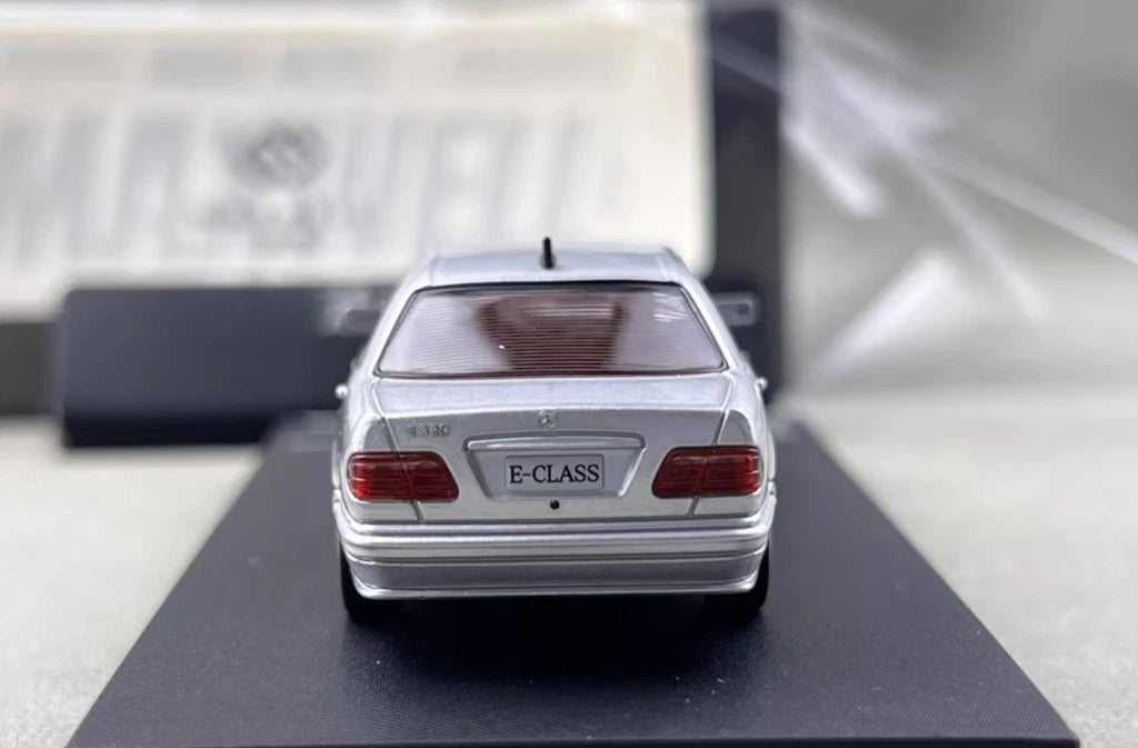 Maxwell Model 1:64-Mercedes-Benz e230 w210 Silver MW640033