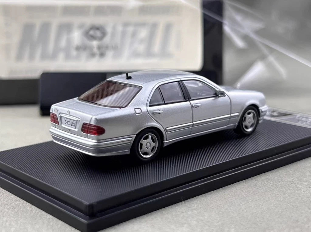 Maxwell Model 1:64-Mercedes-Benz e230 w210 Silver MW640033