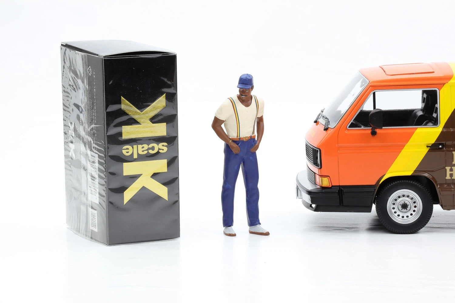 KK Scale 1:18 Magnum P.I. 1987 Volkswagen T3 Minibus Multivan Island Hoppers + Thomas & Theodore Calvin (T.C.) – 3-Piece Set – KKDC180993 / KKFIG031 / KKFIG055