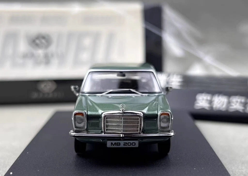 Maxwell Model 1:64-Mercedes-Benz 200 W114-Green MW640031