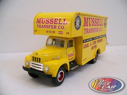 1957 International R-200 with Moving Van **1 seulement**