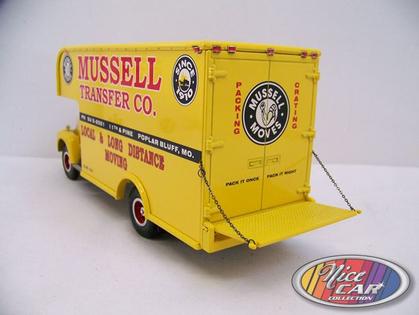 1957 International R-200 with Moving Van **1 seulement**