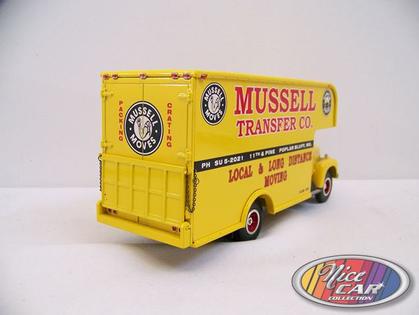 1957 International R-200 with Moving Van **1 seulement**