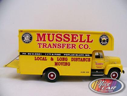 1957 International R-200 with Moving Van **1 seulement**