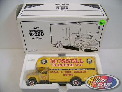 1957 International R-200 with Moving Van **1 seulement**