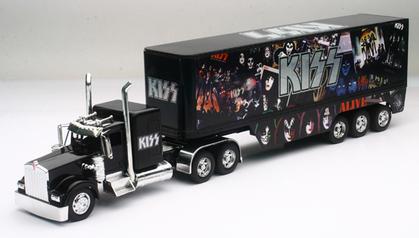 Kenworth W900 Sleeper Cab with 3-Axle Trailer "Kiss"