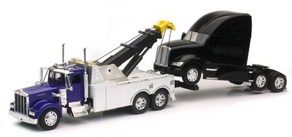 Kenworth Tow Truck Pulling A Kenworth T700 Cab